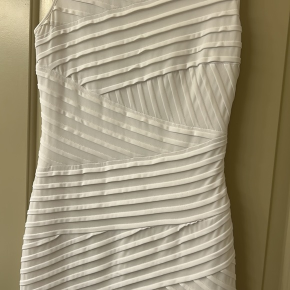 White fitted dress with zig zag pattern - Picture 2 of 3